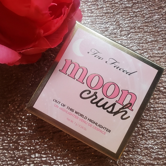 Too Faced Moon Crush Highlighter in Summer Moon (Bronzed Rose Gold) - Picture 12 of 15